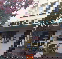 Lake Wallace Hotel - Book Restaurant
