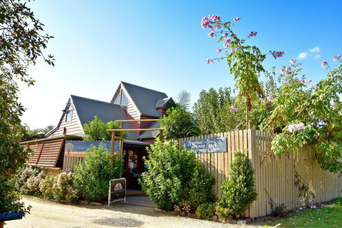 Blue Earth Cafe - Book Restaurant 2