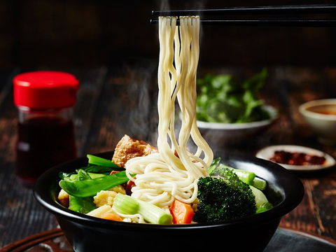 Lucky Cheng's - Book Restaurant 0