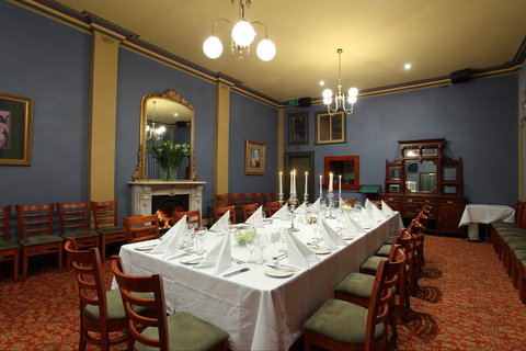 The American Creswick - Book Restaurant 0