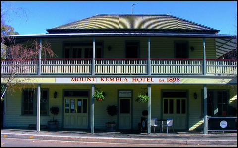Mount Kembla Village Hotel - Book Restaurant 0