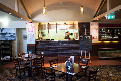 Petrie Hotel - Book Restaurant 0