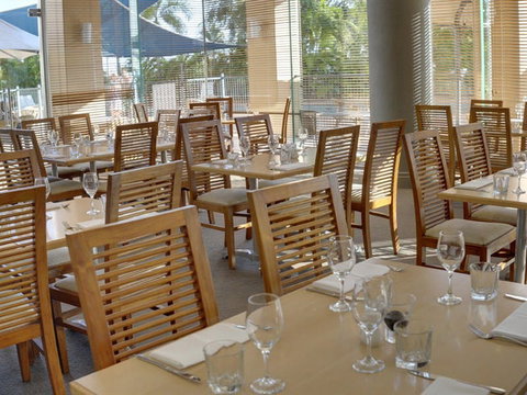 Finz Restaurant And Bar - Book Restaurant 2