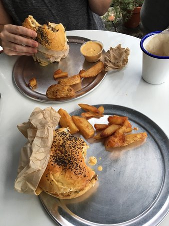 Burger Frank - Book Restaurant 0