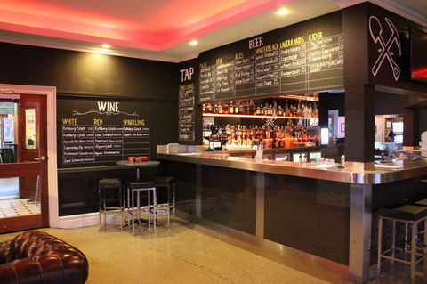 Molly Malones Irish Pub - Book Restaurant 3