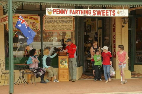 2-Day Wave Rock, York, Wildflowers & Aboriginal Experience - Book Restaurant 4