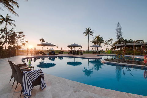 Tangalooma Island Resort Whale Watching Day Cruise With Dolphin Feeding - Book Restaurant 4